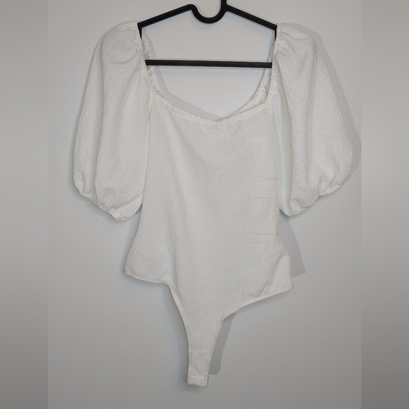 Astr Tops - ASTR white crepe puff sleeve square neck bodysuit - size S